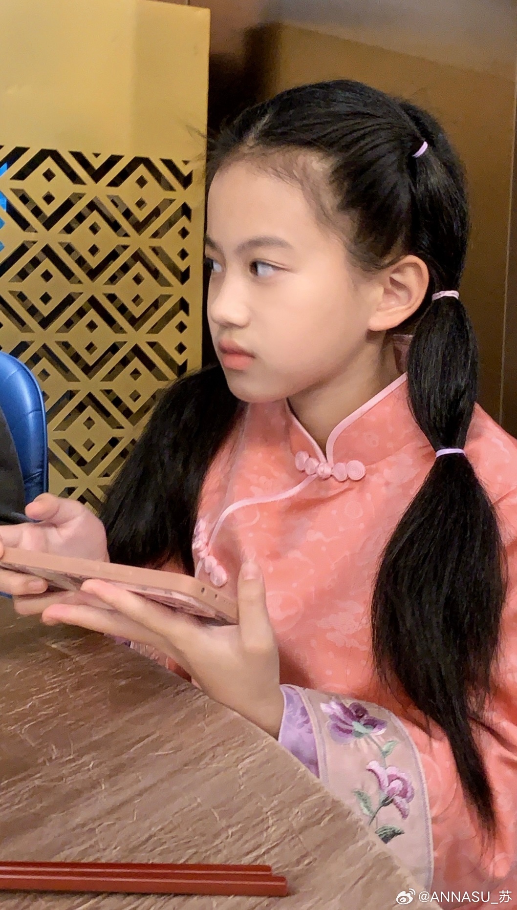 很少把娃成长私人相册的图发微博，基本只发美食，删相册翻到过年吃饭的图，突然想起我