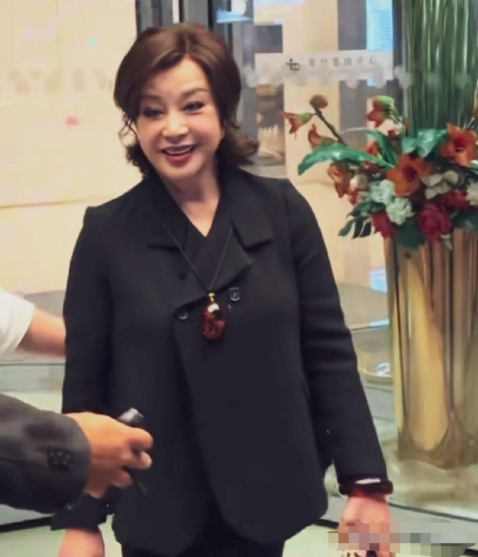 刘晓庆这身穿搭简单又时尚，看着特别顺眼！