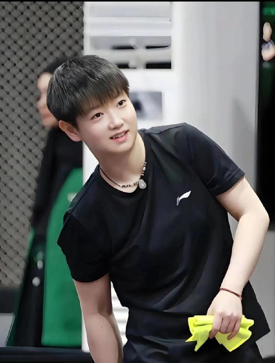 在我心里，孙颖莎不只是厉害的运动员，更是干净、纯粹、让人踏实的孩子。
 
场上敢