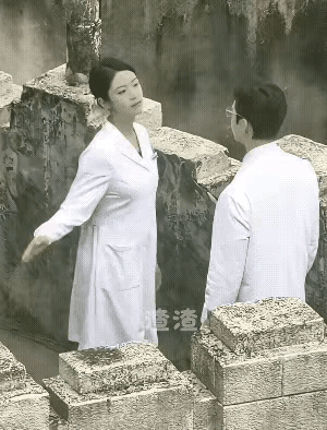 先后看了三遍，也没理出个所以然来，女人先出手打了男人，而男气赌气想离开，女人又温