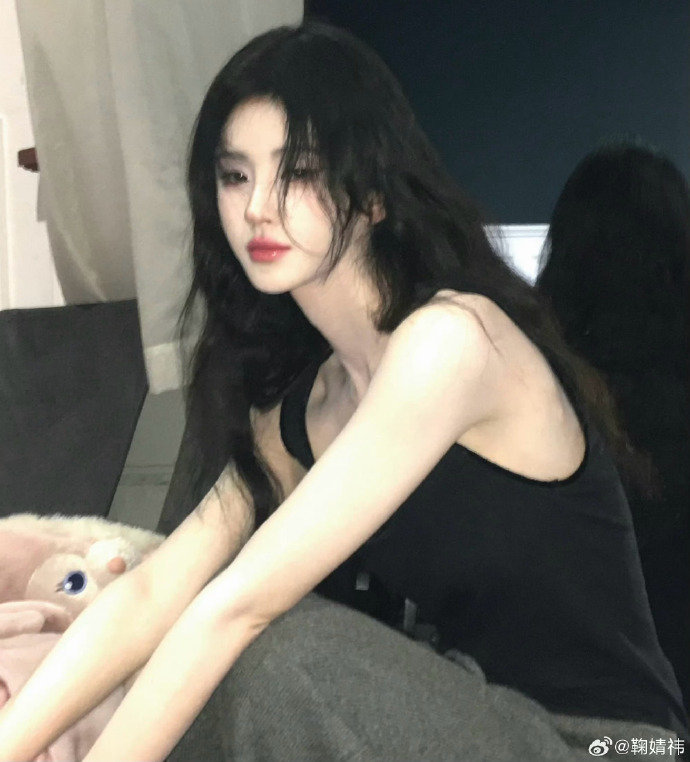 鞠婧祎私服氛围感穿搭鞠婧祎私服衣品鞠婧祎好会穿，私服衣品真的好有氛围感啊 