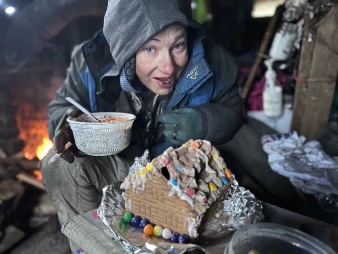 中国留学生在美国流落街头¹ 跟踪无家可归者的美国博主刚说，这位女士刚被发现死亡，