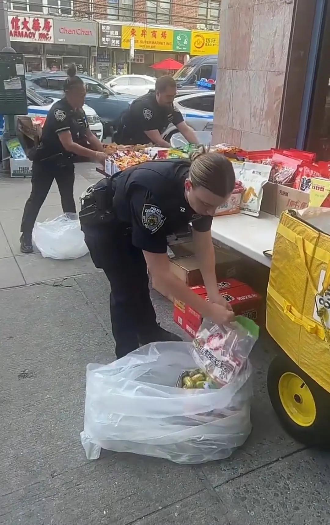 美帝警察“帮忙收摊”，周围一片祥和，不哭不闹。润出去之后这个乖哦，被收拾还要说谢
