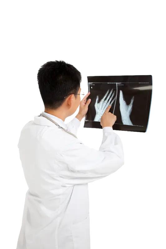 今天刷到个暖心视频，有患者没挂上号，医生直接蹲在地上看 CT 片。这一幕太戳人了