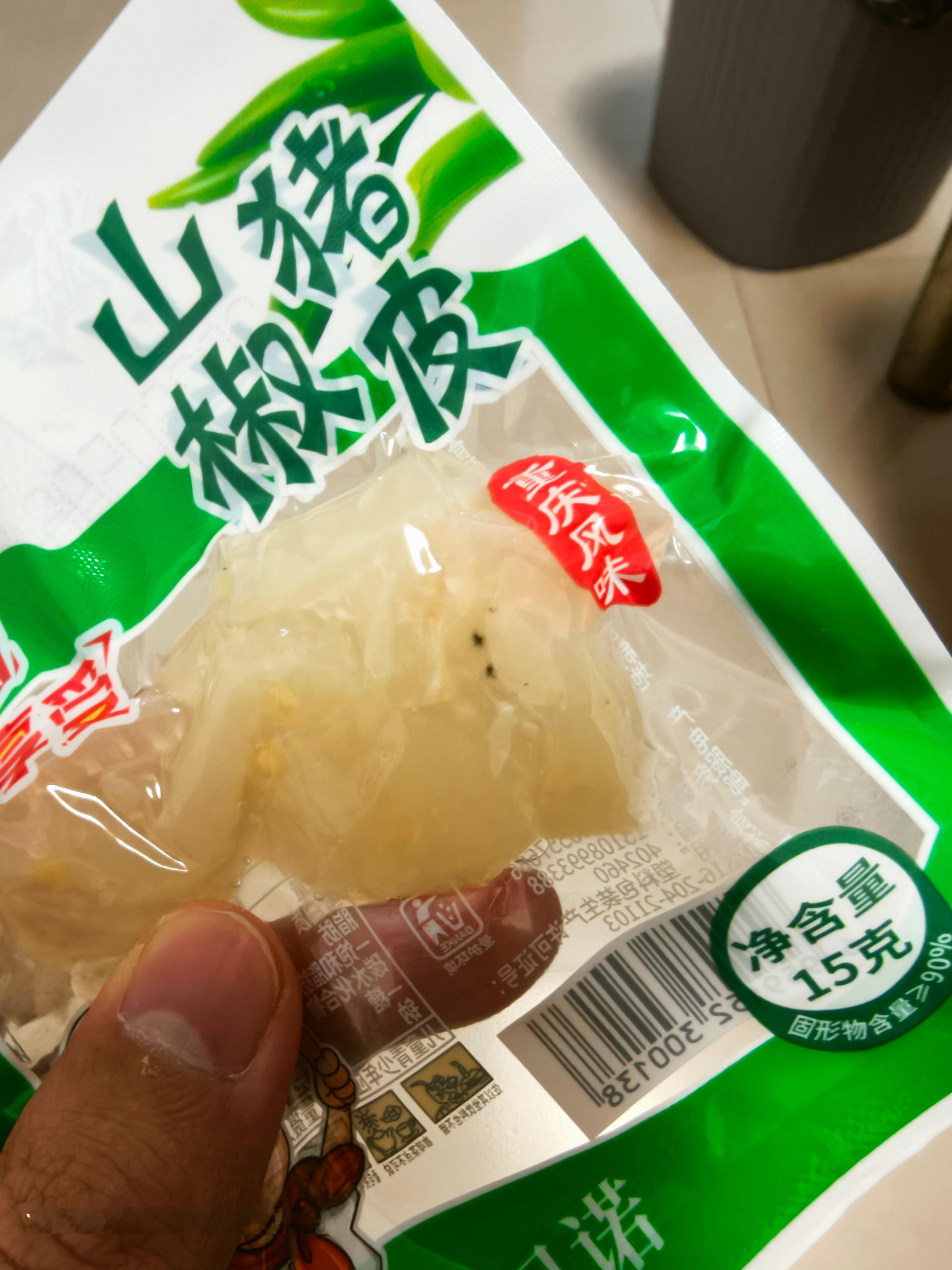 ！！！太恶心了，买了一包猪皮里面有黑点看起来像虫🤢我的日常plog鲨鱼的日常生
