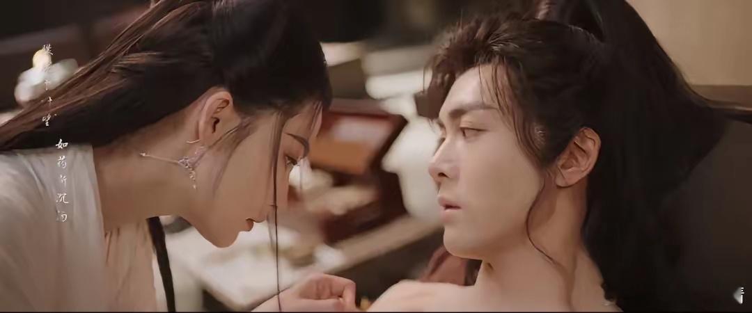 霍展白看薛紫夜这眼神绝了，是心动是爱啊！薛紫夜给霍展白疗伤，两人离得这么近，霍展