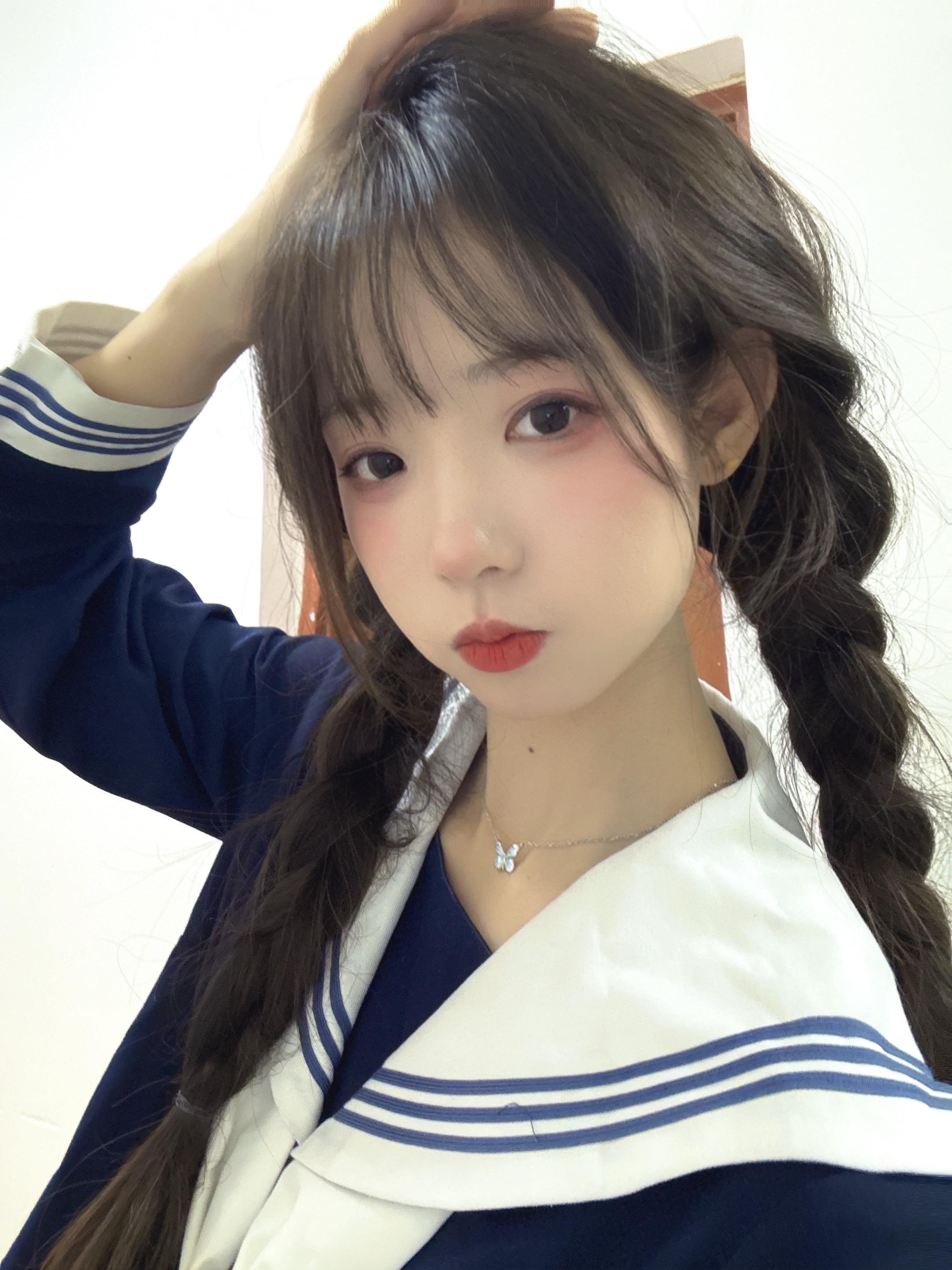 幸福就像一只蝴蝶，缠绕颈间亲吻我