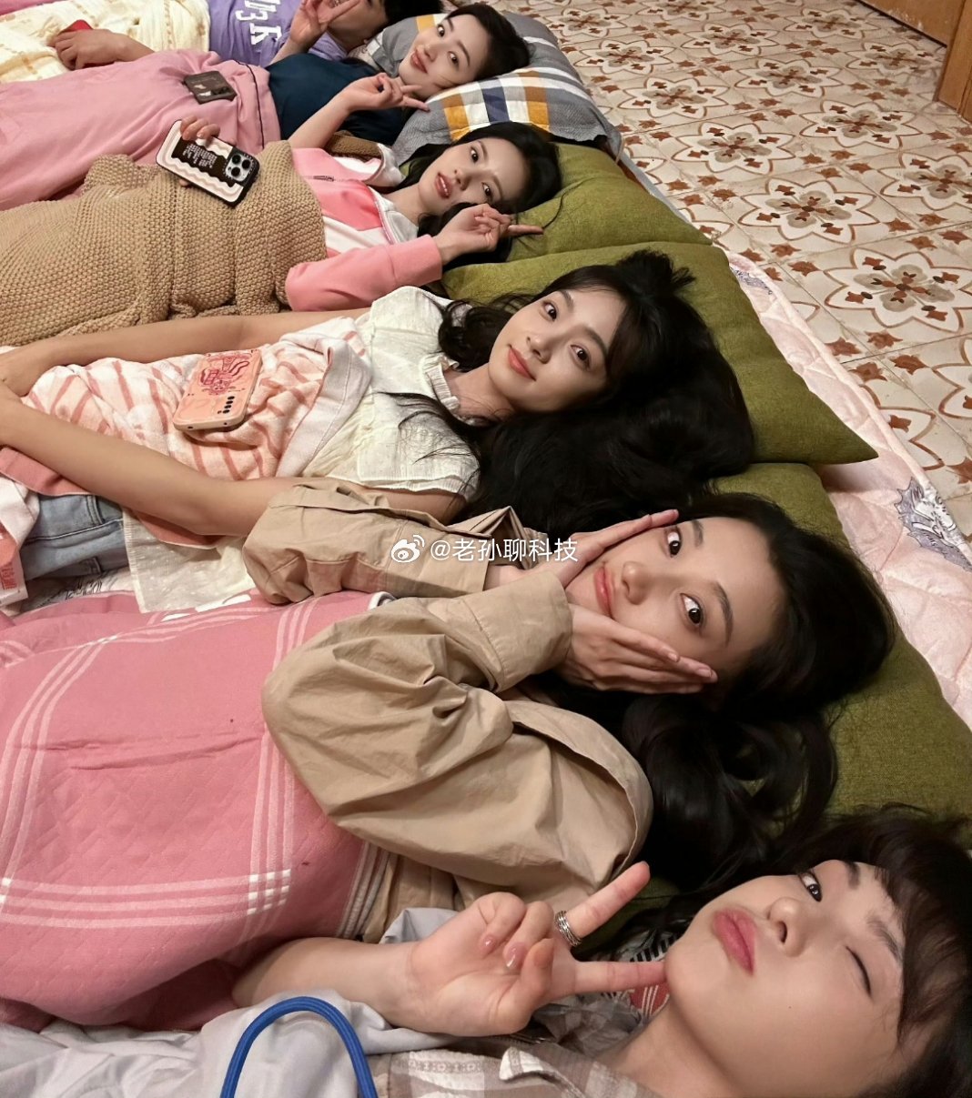 我的妈妈是校花有个问题请教大家用什么姿势睡觉能梦见这样的场景我不求睡在中间，睡在