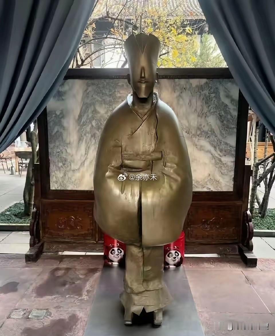 说真的，每次看到清华美院搞出来的那些“艺术设计”，我这心里头就直犯嘀咕。

好端