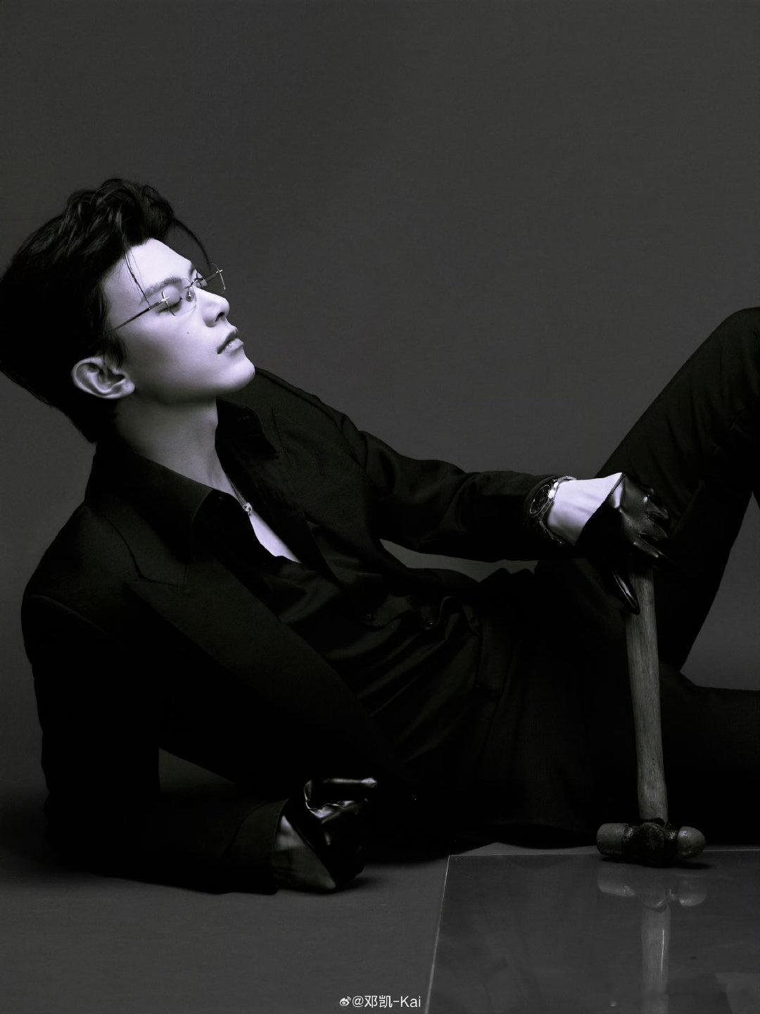 邓凯手怎么了邓凯伤妆红黑撞色太绝了！邓凯带伤的手、精致金丝镜，把病娇破碎感拿捏得