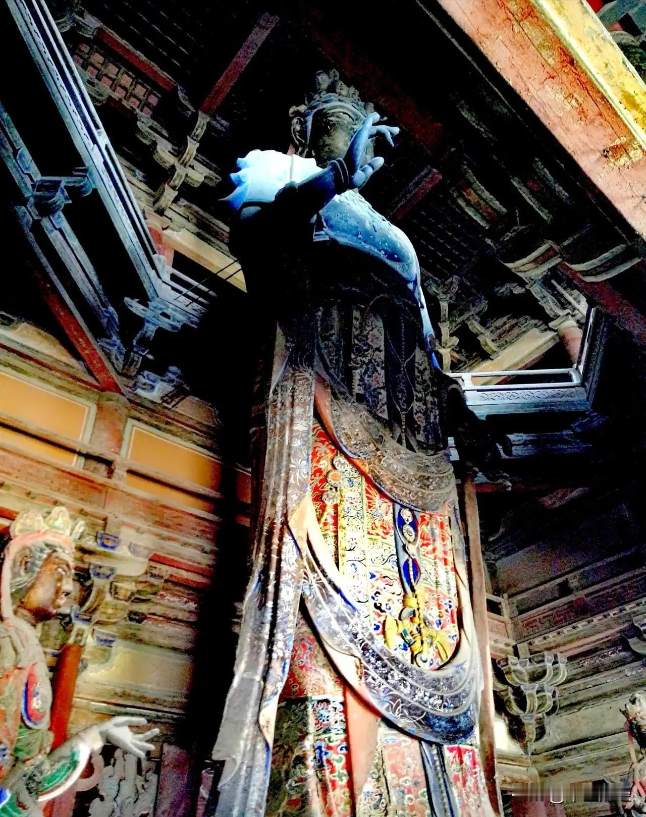 “渔阳击鼓动地来，惊得霓裳羽衣曲！”独乐寺就是坐落于渔阳城啊！这是完整保留了千年