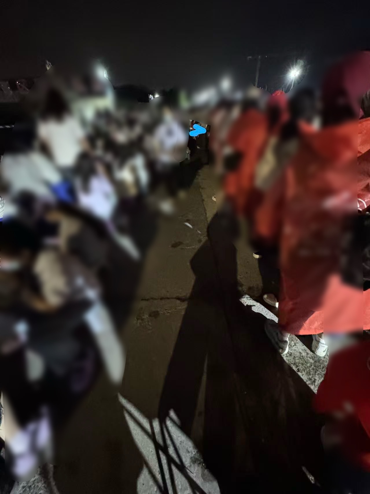 万顷沙现状如下图，没有在危言耸听…形式特别特别严峻，喊了半天都来不了一个人，日夜