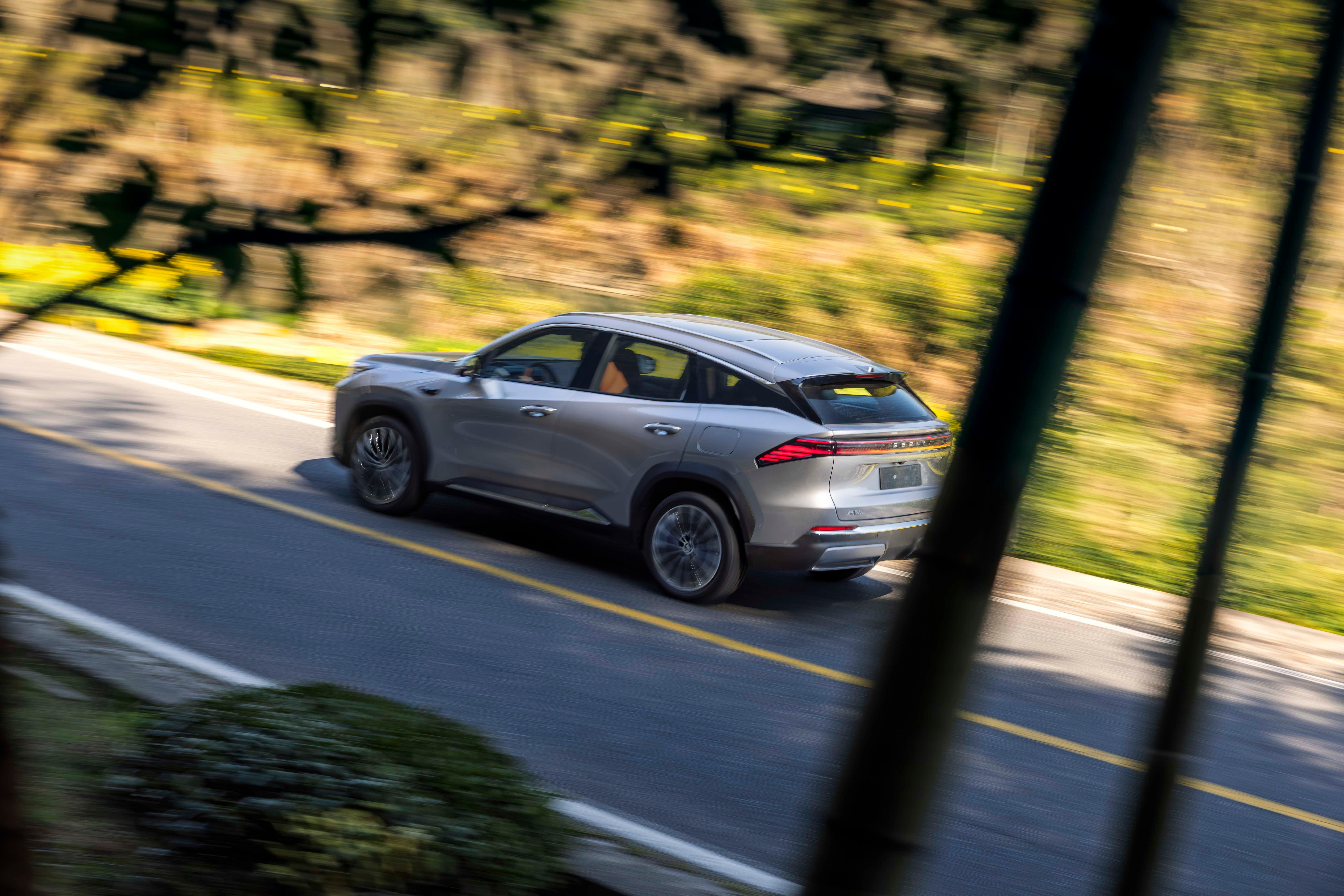 电混SUV大家更在意什么？纯电续航、馈电油耗，还是价格？预售价13.98万起，吉