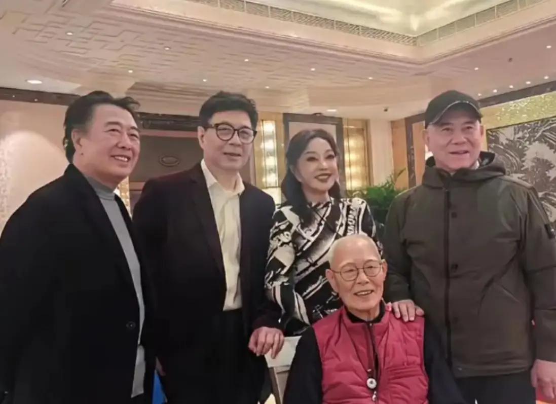 这张旧日合照，我一眼就认出了细眉飞扬、喜容绽放的国家一级演员刘晓庆与他的第二任老