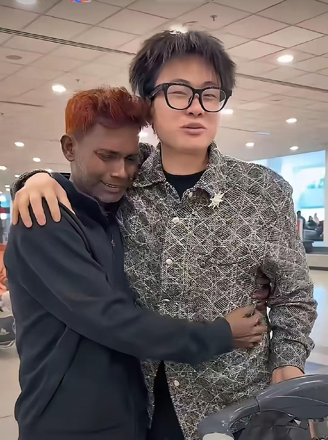 大号用纸擦，还是用手用水干净呢。印度人拉屎先用洁厕灵洗一遍，再用清水冲，的确很干