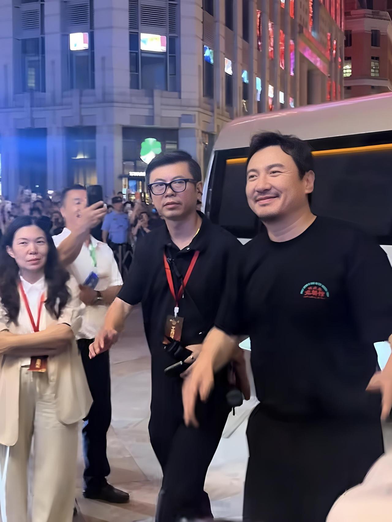 见到腾哥了，真呀真高兴

昨天在天津出差，晚上忙完了就溜达到津湾广场想透透气，结