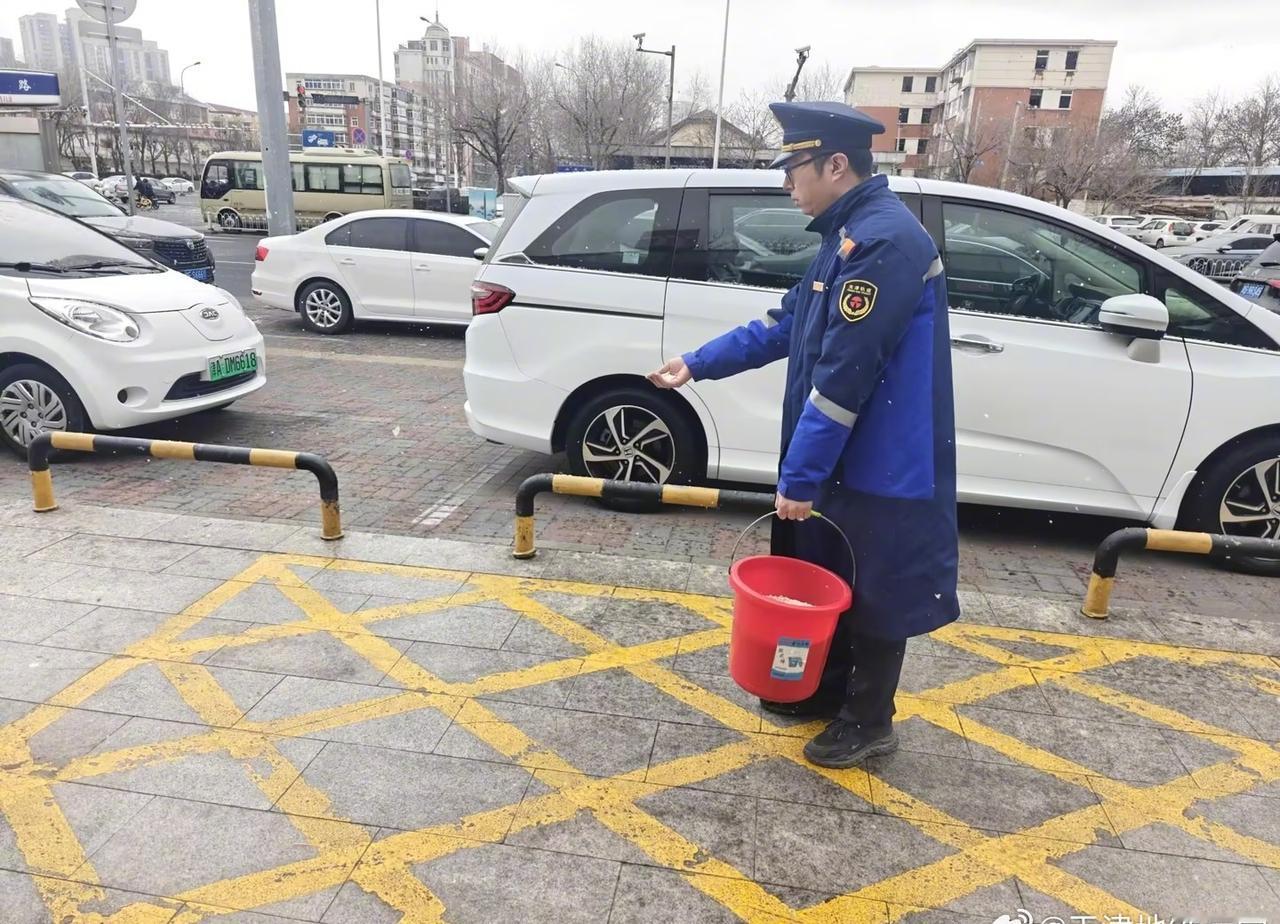 降雪来临前，我们已提前检查设备、备足融雪盐、防滑垫、除雪铲等物资。
 
雪落即行
