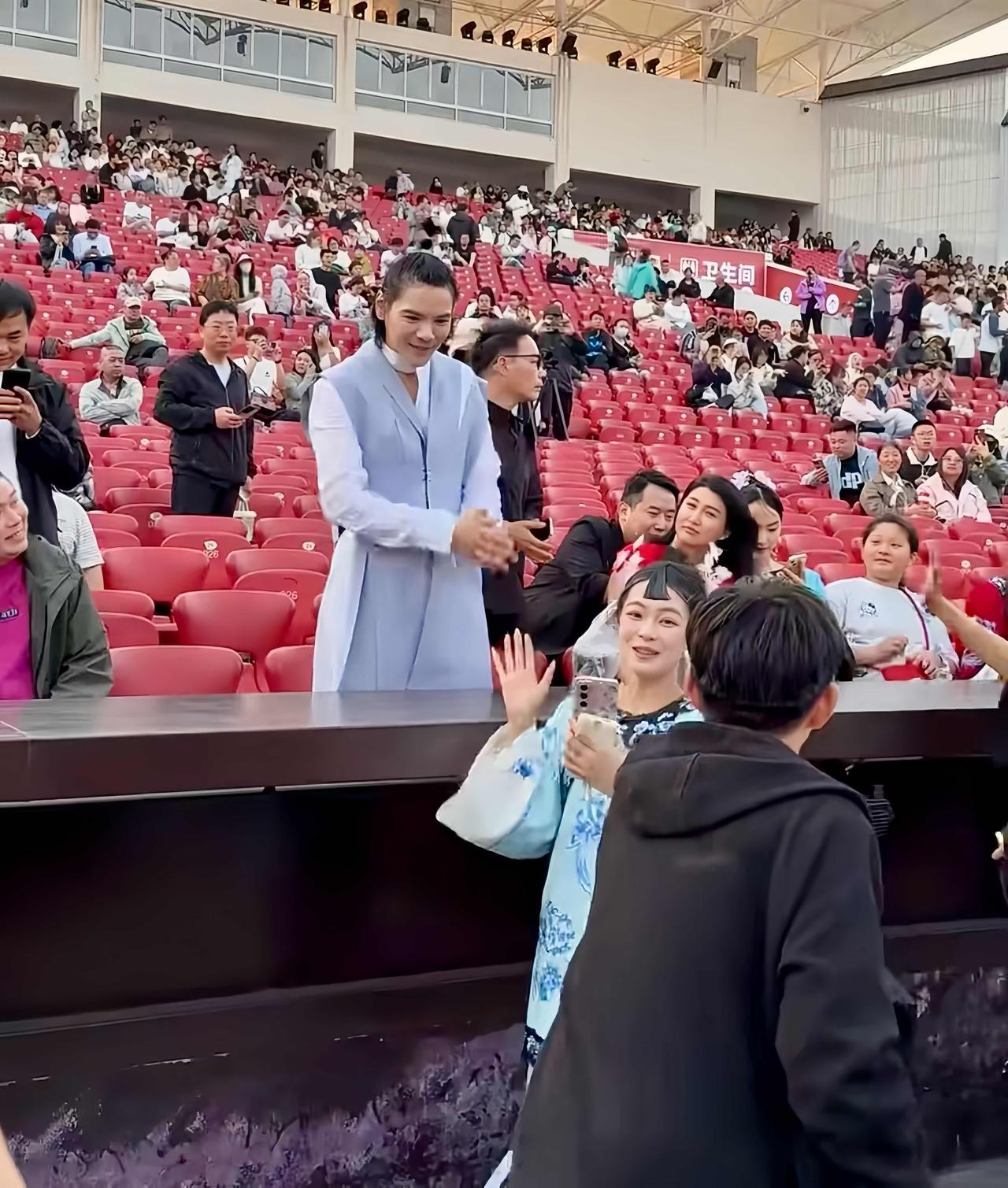 近日，有位网友在晋城偶遇向佐，这是他在活动现场的画面，一身穿搭Look，多处有裁