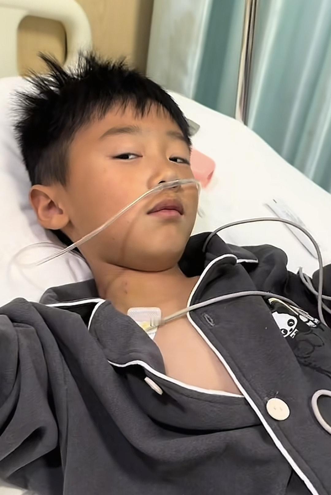 那个误喝燃料的7岁小男孩终于出院了！

刚刷到孩子爸爸发的视频，说是恢复得不错，