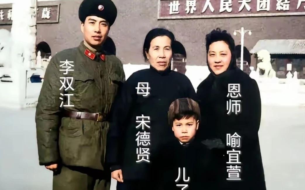 李双江
这是一张60年代的老照片
男主人公是刚刚进入部队文工团的歌唱演员，一身军