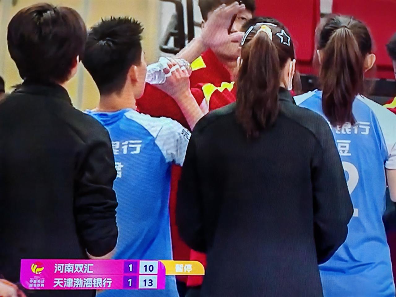 女排排超联赛第十四轮，天津女排对阵河南女排，前两局天津女排19：25，25：19