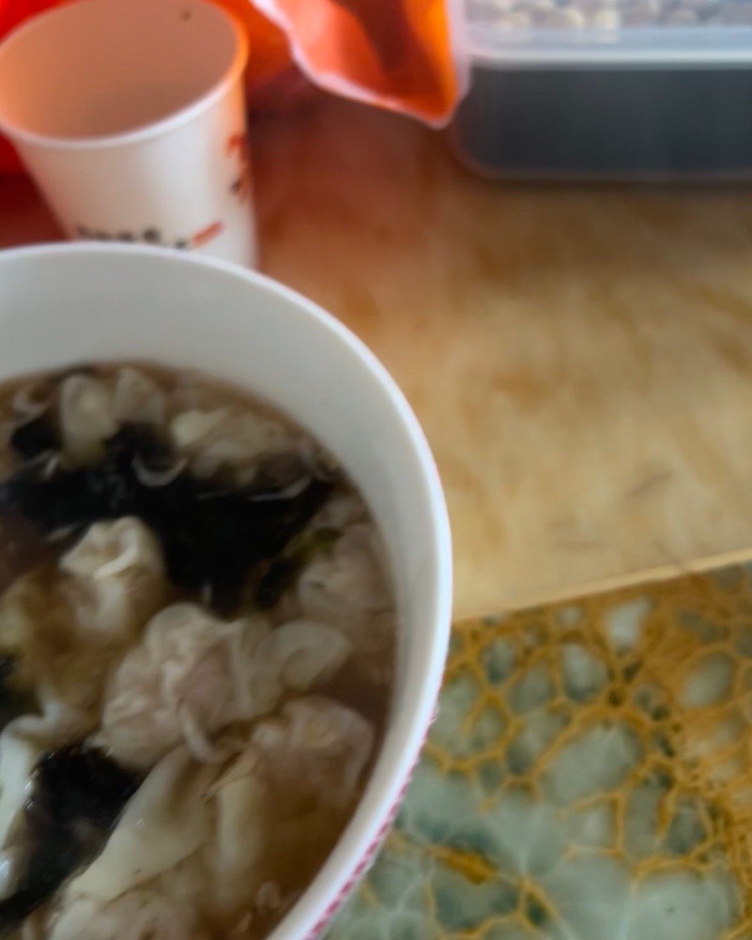 我的人生：约稿，吃喝玩，熬夜。还有 如果有列表在湖北，答应我一定要吃包面好吗，真