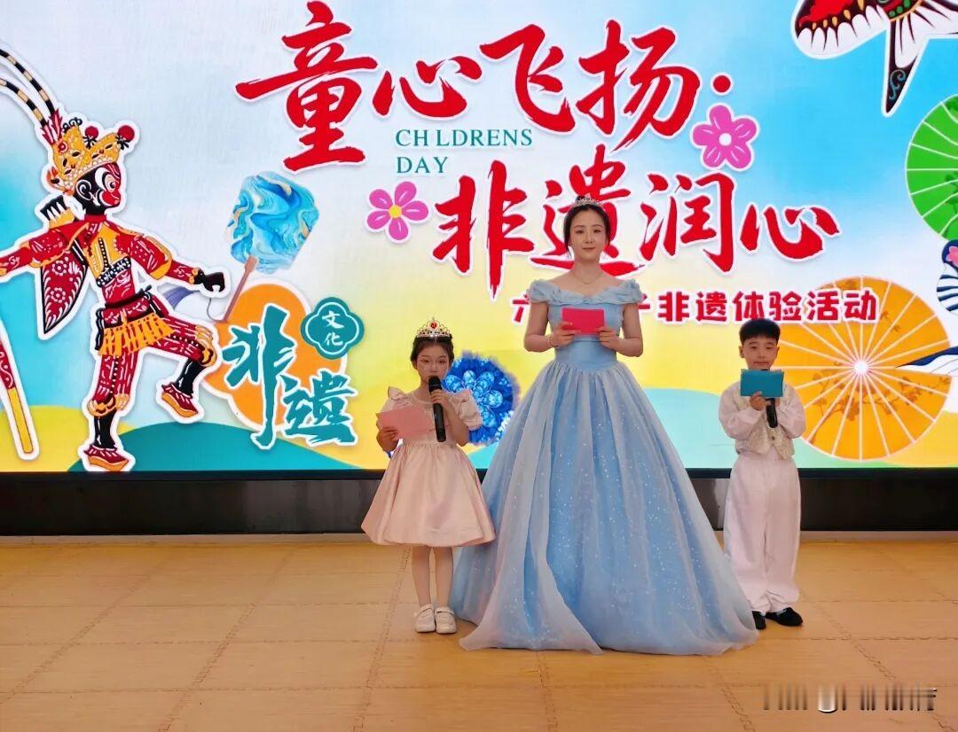 汉中兴汉新区第六幼儿园六一主题活动。教师与家长代表的寄语藏着满满心意。老师送上节