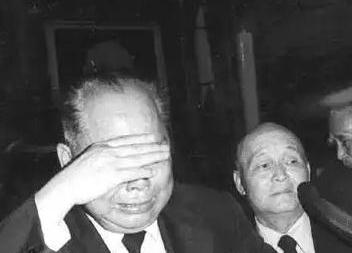 1975年4月，老蒋病逝，在香港隐居26年的关麟征赴台吊唁，到达现场后情难自已，