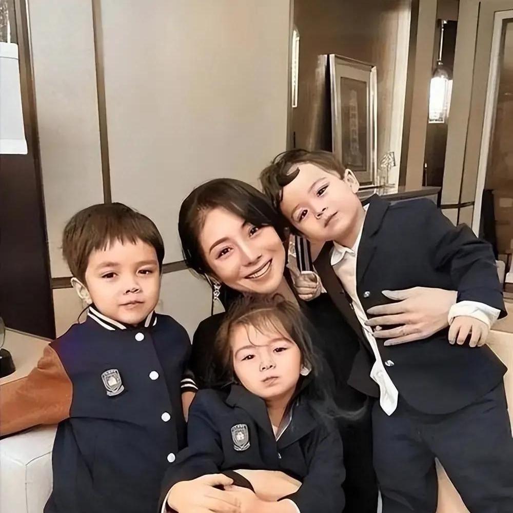 花重金买精子独自生3娃的山东女士，8年后过得怎样？
 
当年引发热议的山东单亲妈