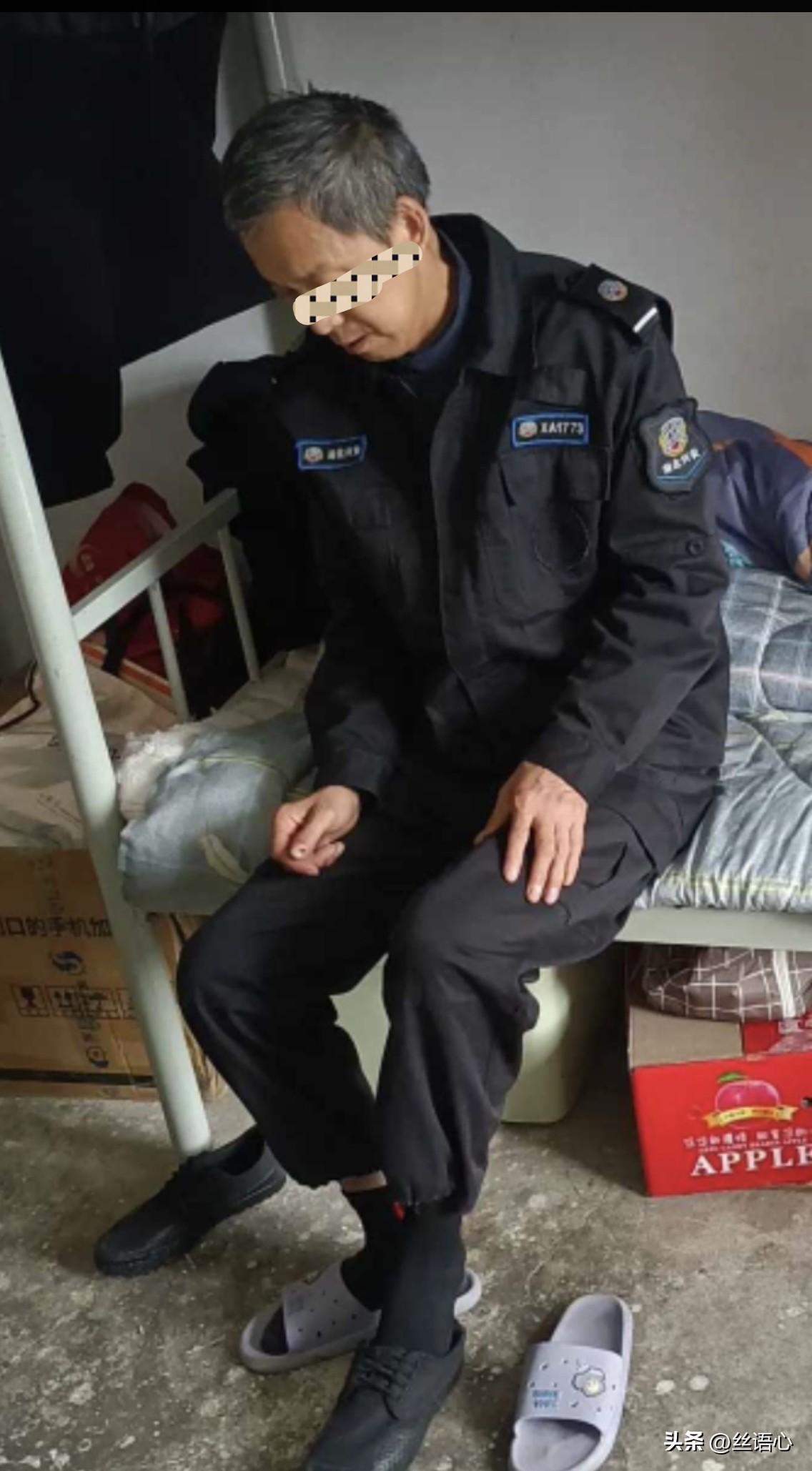 小区管理处是个养老的好地方，今天居然看到有个穿保安服的老人家，走路颤颤巍巍的，说