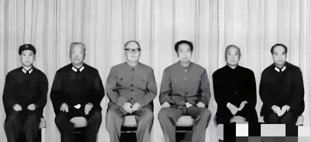 这张照片里全是新中国的缔造者，个个都了不起，能认全的绝对是资深历史专家。