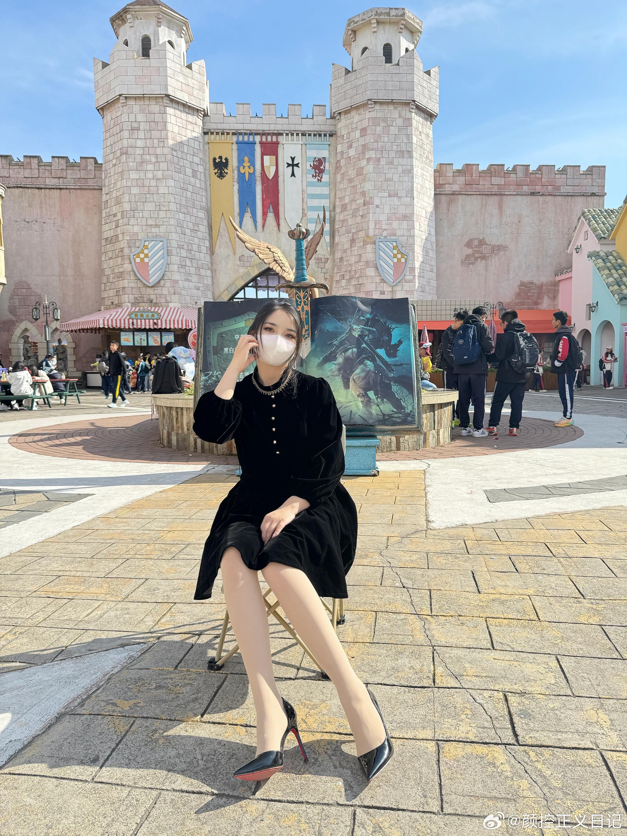 街拍美女绘梦长廊谁的城堡 