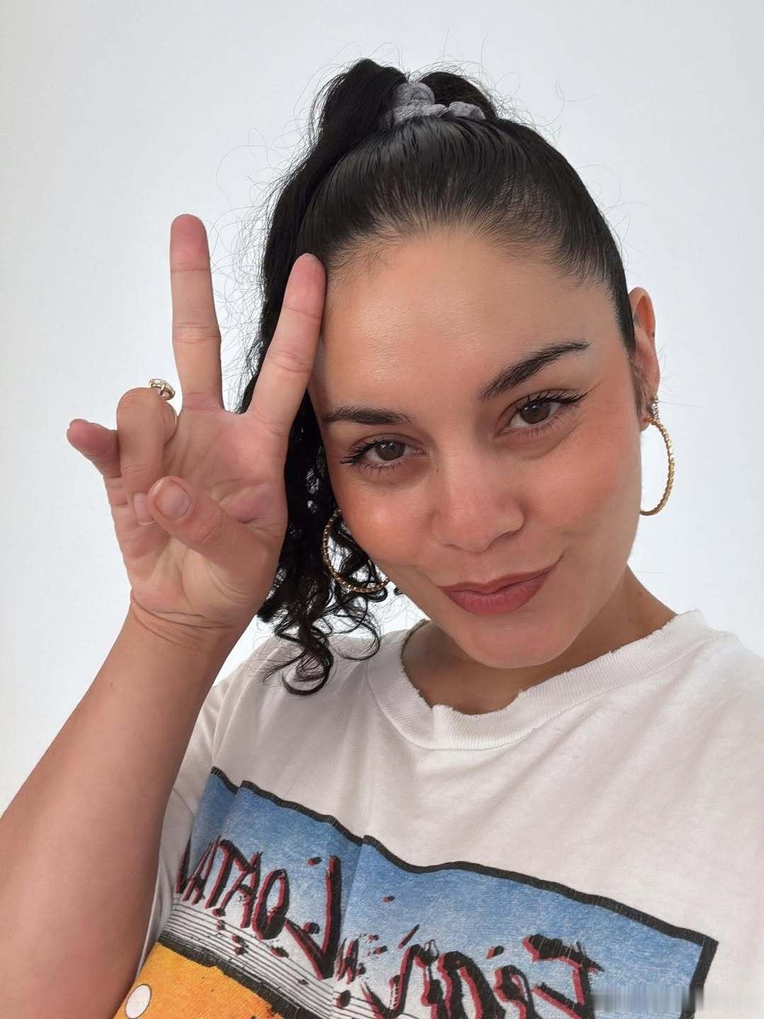 Vanessa Hudgens凡妮莎哈金斯晒新自拍称刚刚完成一部新电影的拍摄，并