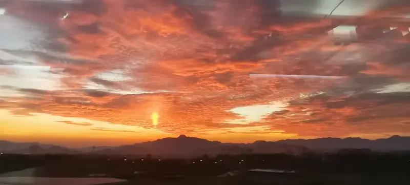 嘿，看到“天空泻霞光”对“地面人欢畅”，还挺妙的。天空对地面，一上一下，对仗工整