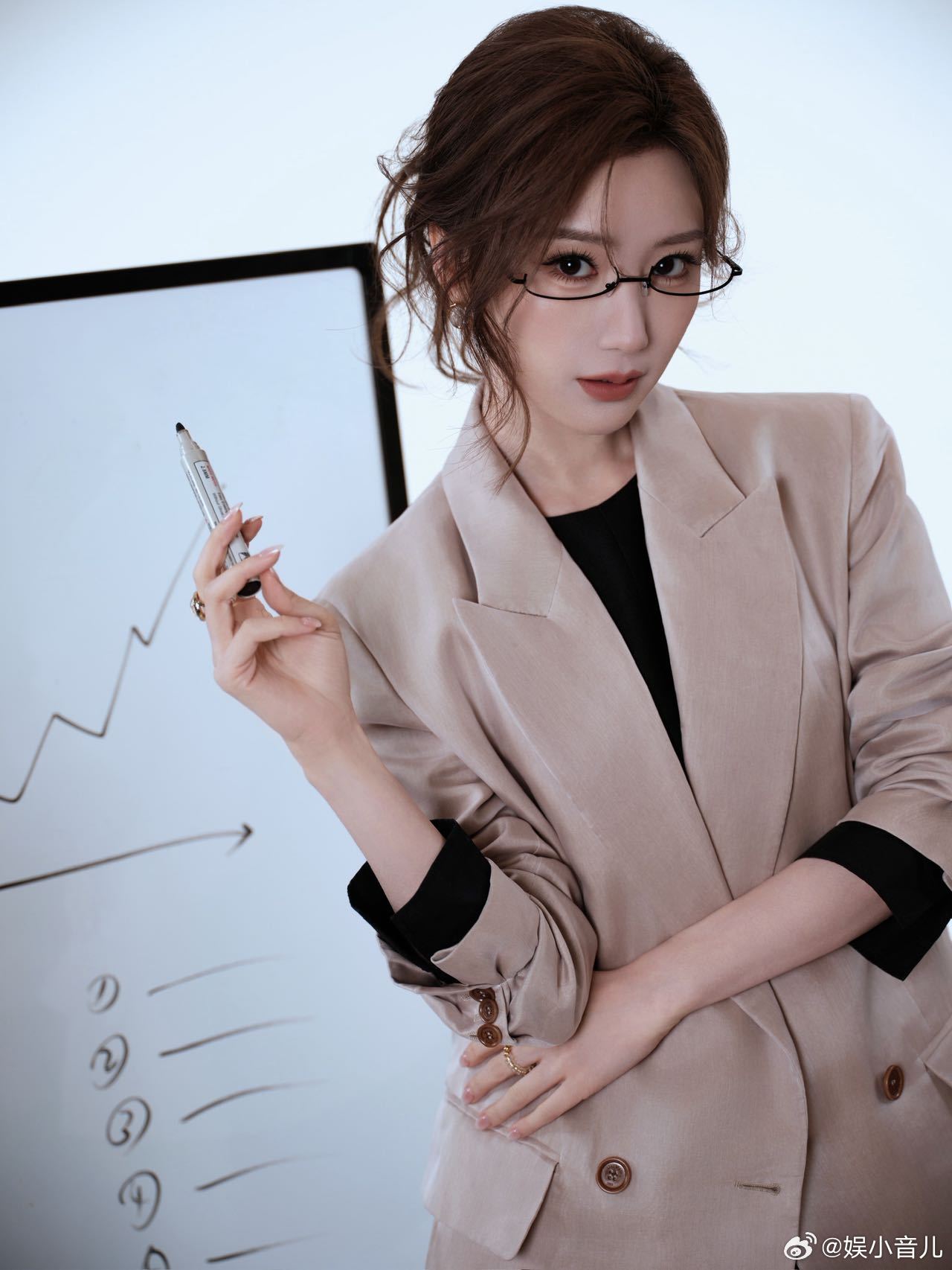 毛晓彤这组完全妈咪级别猝不及防被毛晓彤美晕啦✨一身浅西装 + 黑裙，优雅又干练，