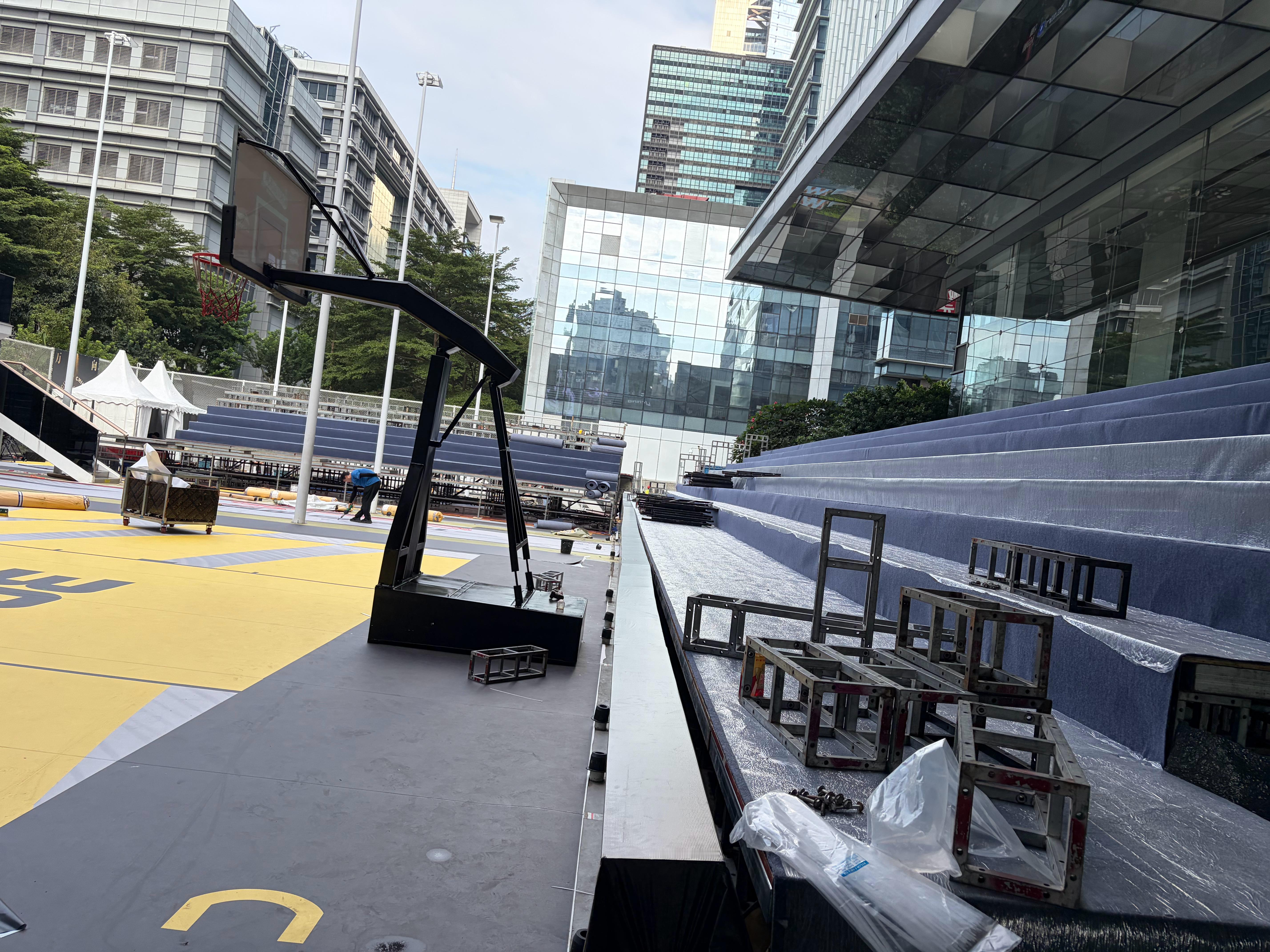 深圳李宁中心搭建差不多了，明天见库里[超话]我陪库里中国行 ​​​