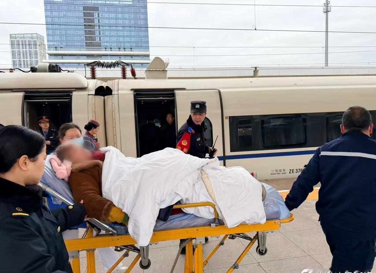 近日春运返乡客流高峰，内江北站紧急救助一名高铁旅客，上演暖心一幕。当日 G223