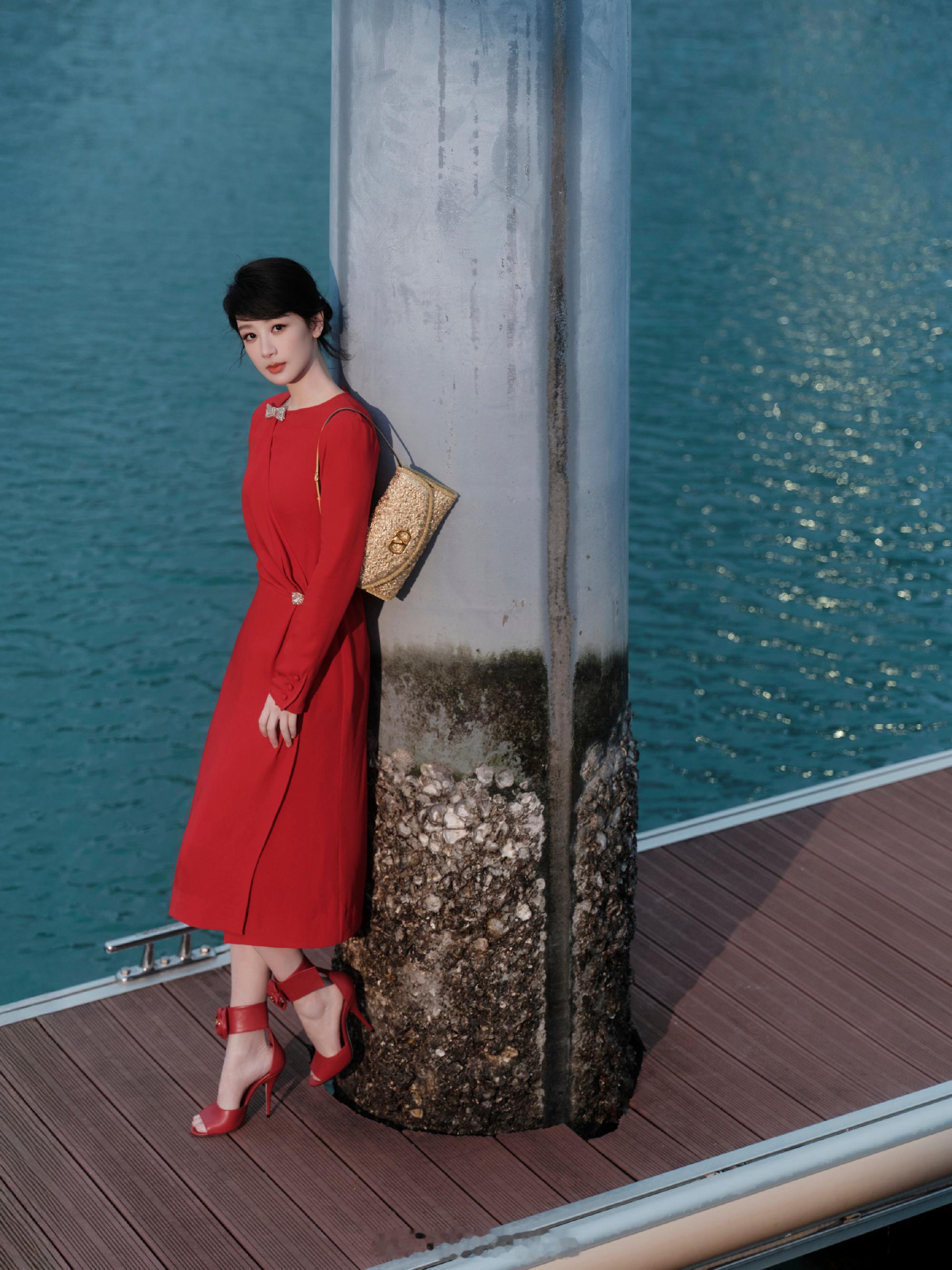 杨紫最新元旦写真大片，新年快乐啊杨紫红裙