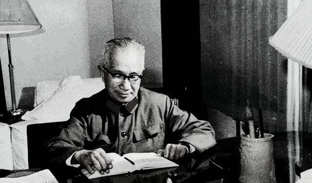 粟裕打仗确实是战神，却真的不会做官，从1954年到1958年他当了四年总参谋长，