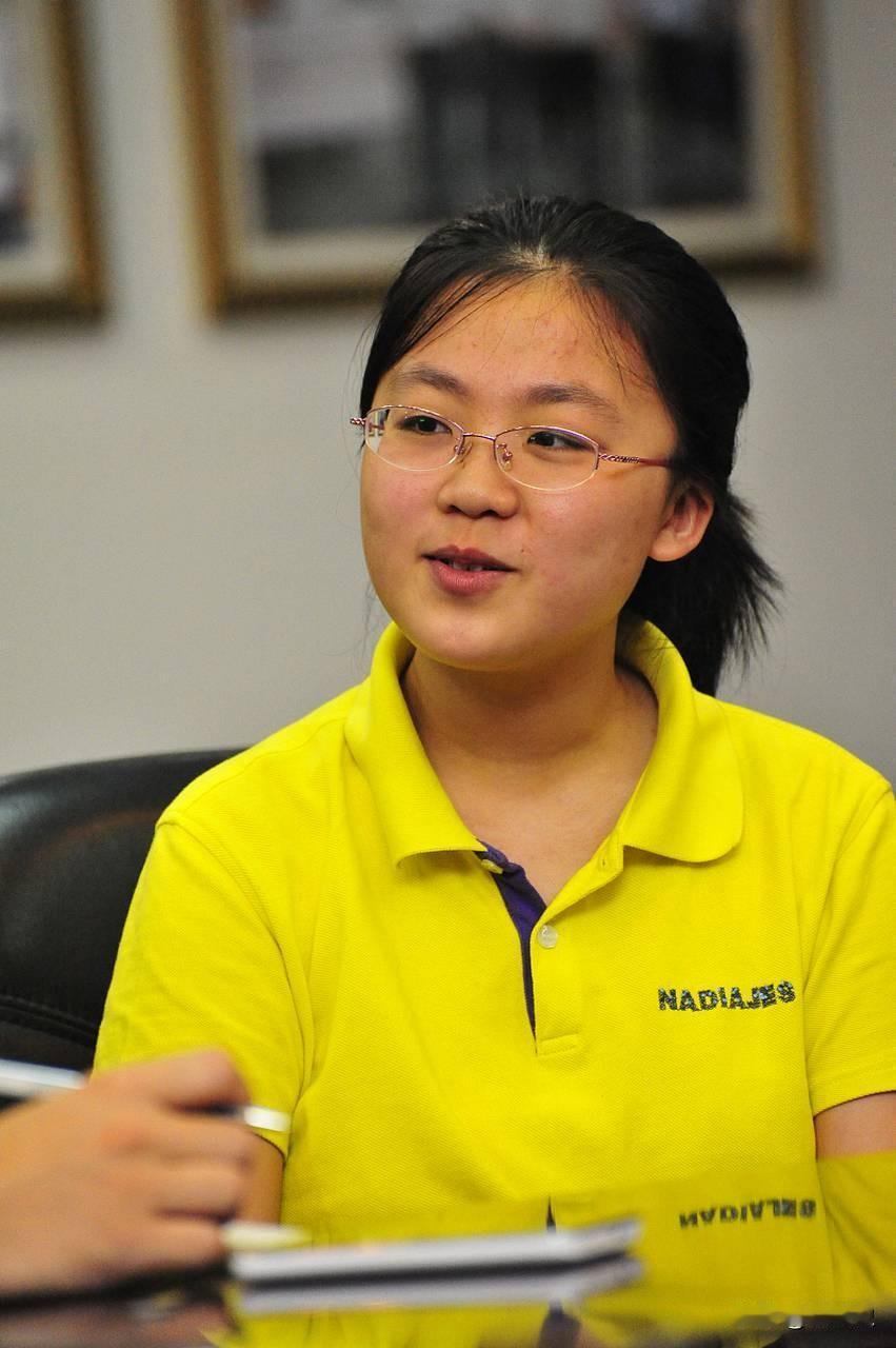 2013年，她勇夺辽宁省文科状元，随后被香港大学录取，并获得香港大学全额奖学金，