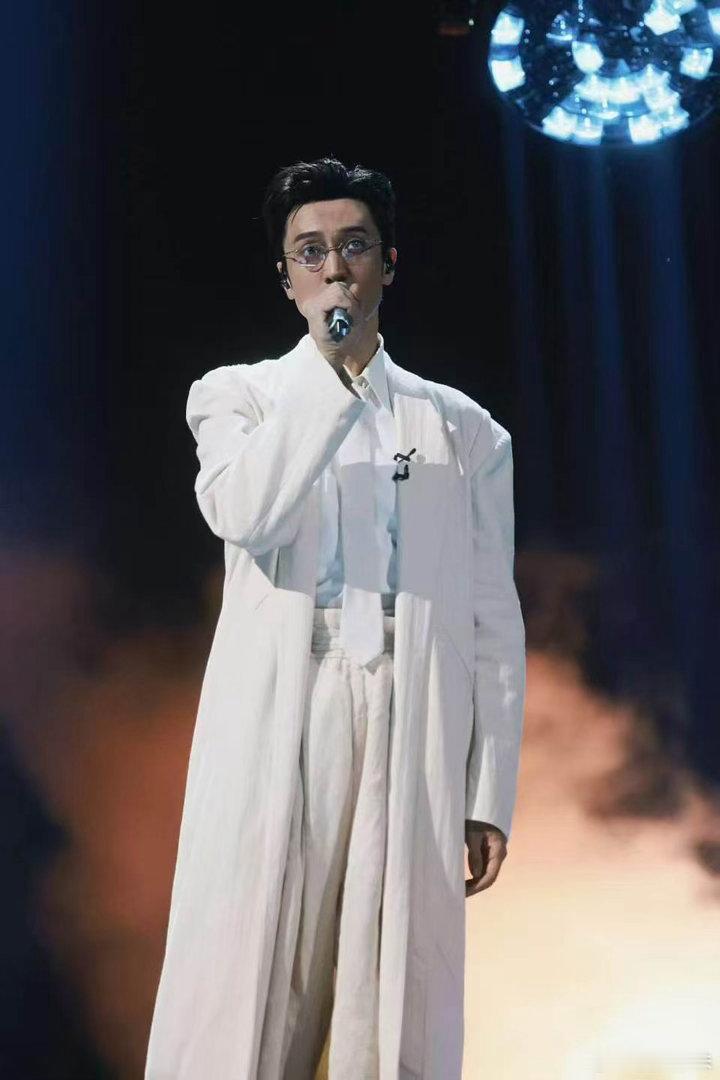 王传君消散对白开口跪希望之后披荆斩棘还可以看见王传君演绎更多抒情曲目，继续用自带