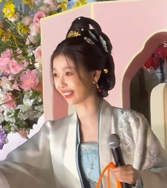 虞书欣杀青状态，粉丝视频直截 虞书欣杀青