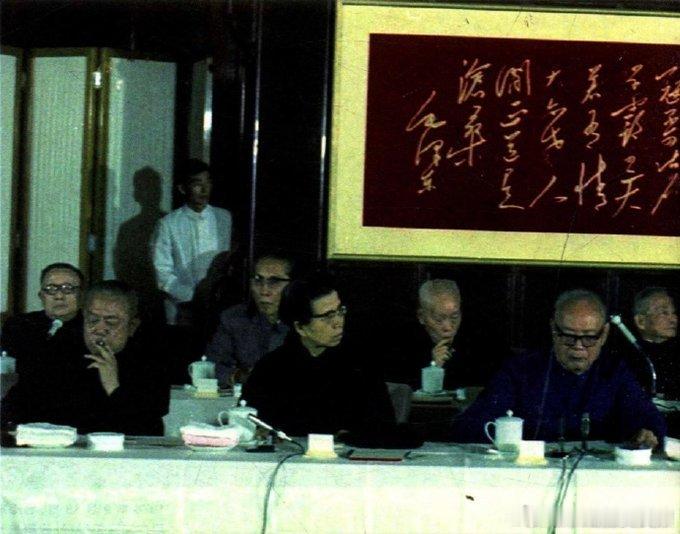 1976年10月1日， 在天安⻔城楼上召开⾸都⼯农兵学商群众代表国庆座谈会。（杜