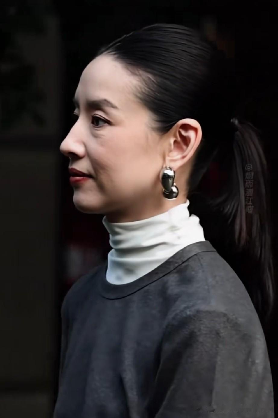 董洁脸上最漂亮的部位就是她的鼻子了，没开美颜没开滤镜的董洁，脸上的皮肤毛孔和纹路