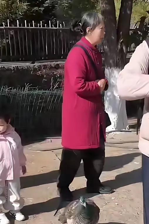 素老三真人出镜，突然觉得她还挺可怜的，但也很钦佩她，没家庭背景、不靠任何人，自己