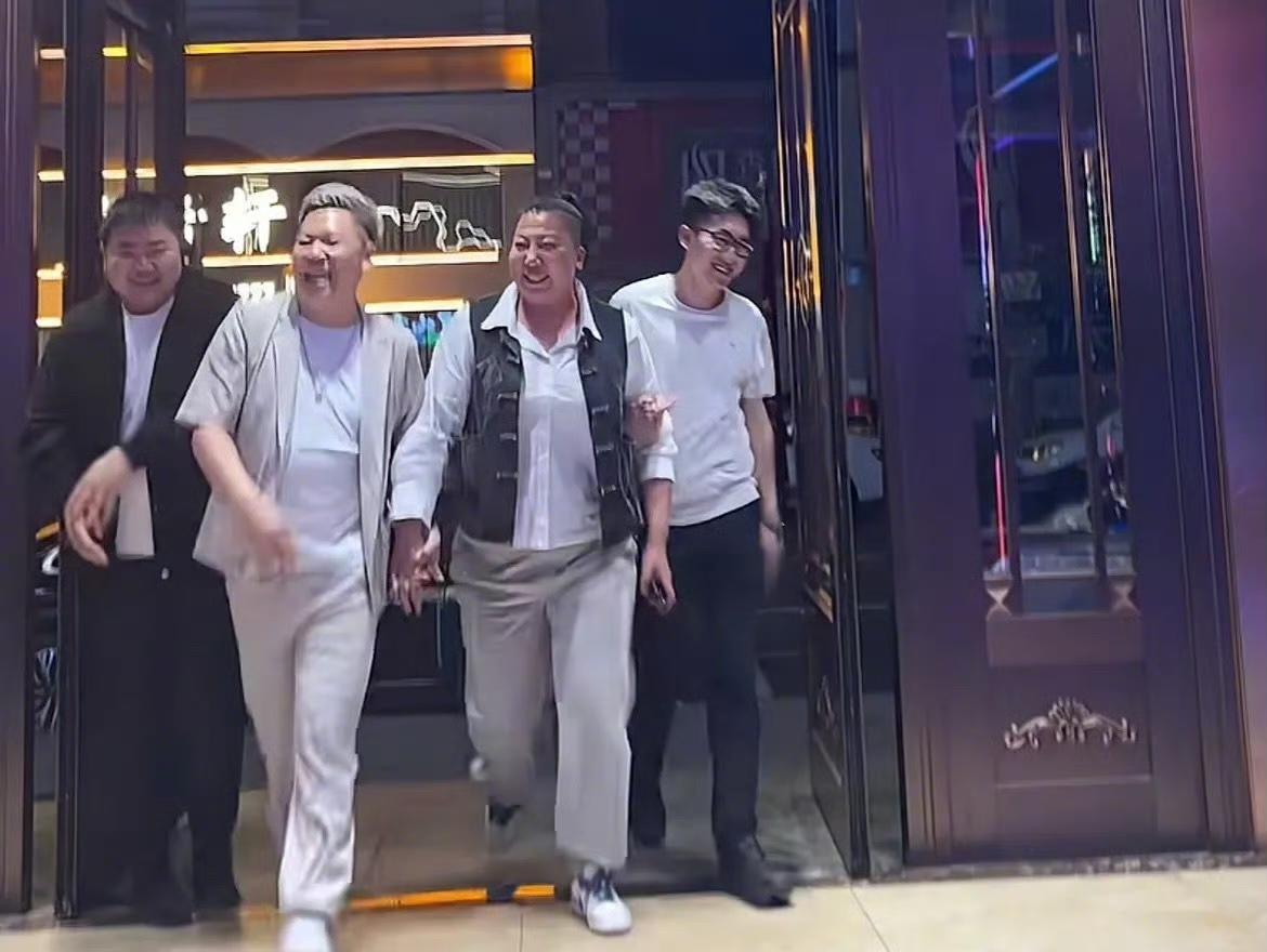 网友在一音乐会所偶遇东北雨姐，依旧是那个霸气的发型，依旧那么带派。

东北雨姐这