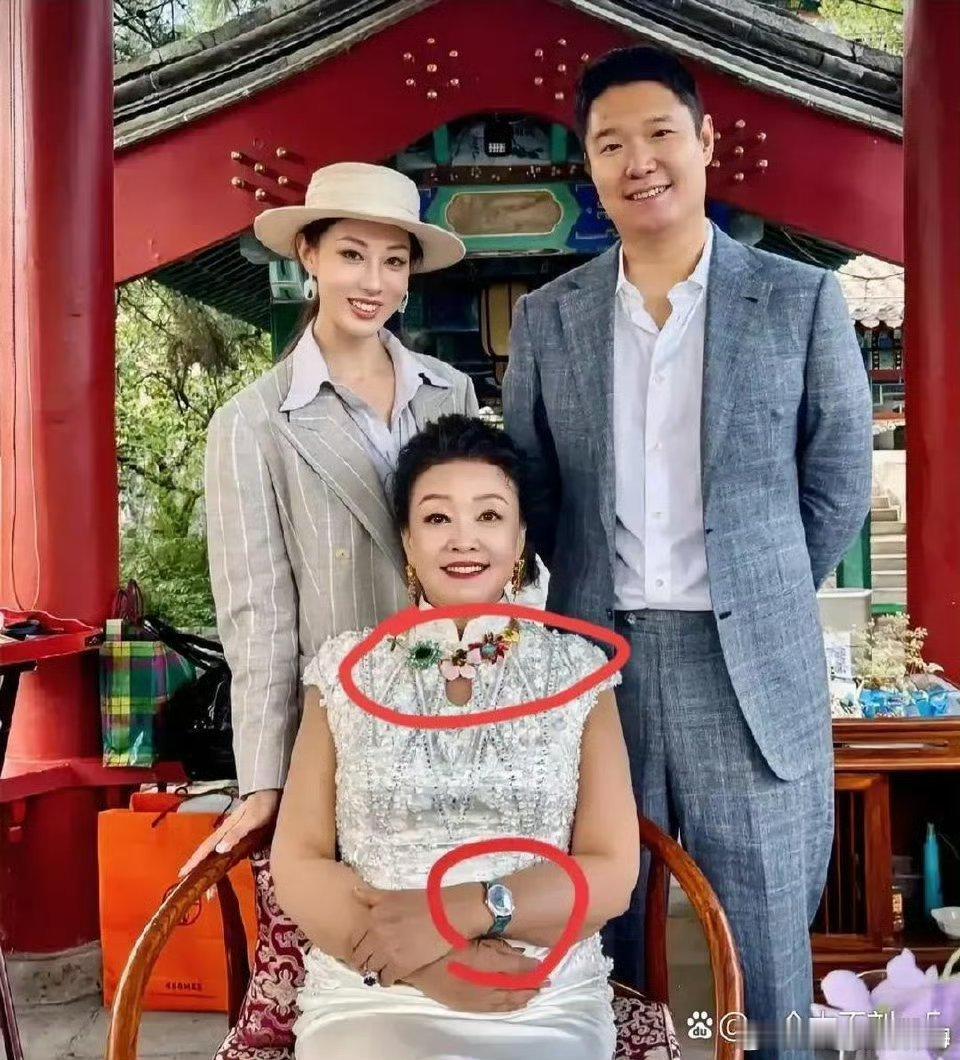 我闺蜜的一个亲戚在汪小菲妈妈家当过保姆她说，张兰本人和发祝福视频里面的她完全不一