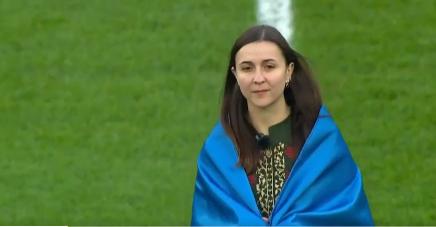 图文：获释乌克兰女医护兵为足球比赛开球并获同是战俘的男友求婚

在交换战俘后获释