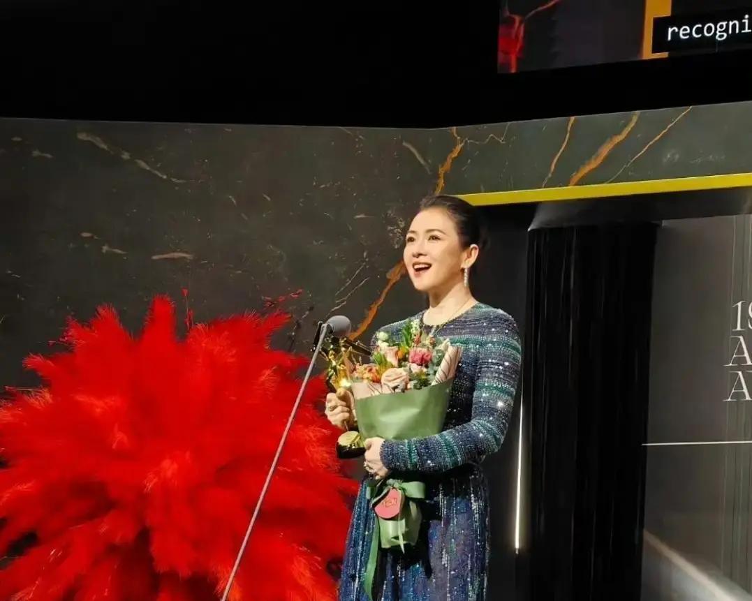 昨晚章子怡拿了个大奖。

现场说的几句话，却让很多人记住了。
她说，“没有大家的