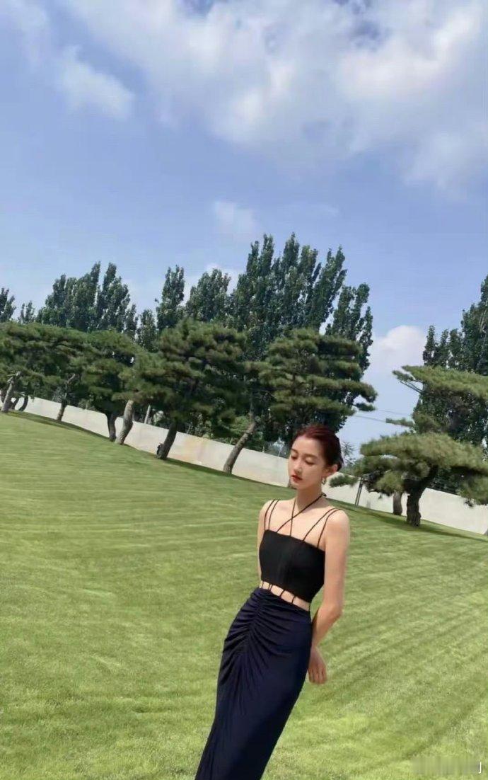 关晓彤上身女神范，下穿拖鞋，依旧展现好身材。 